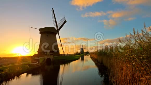 日落时荷兰乡村的风车视频的预览图