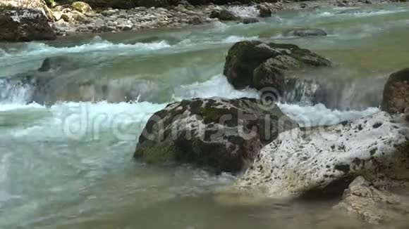 山河的急流视频的预览图