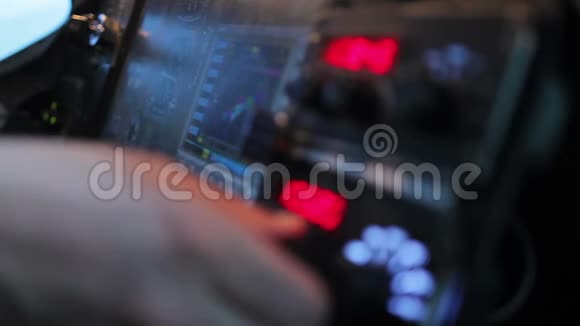 飞行员在飞机飞行面板上搜索无线电频率技术视频的预览图
