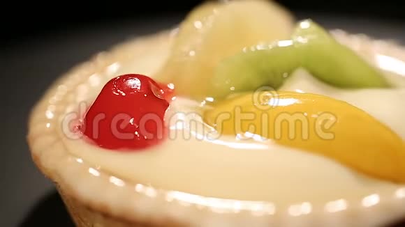 美味的酸奶蛋糕和热带水果开胃面包店提供清淡的甜点视频的预览图