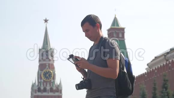 快乐的年轻人在俄罗斯莫斯科红场上使用手机作为参考生活方式旅游和技术时髦视频的预览图