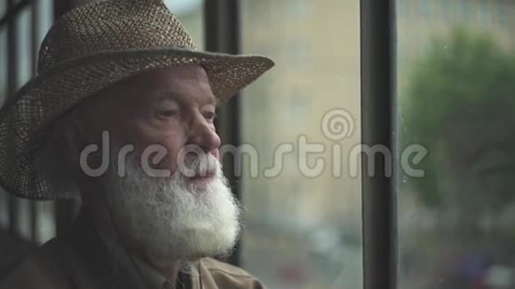 一个年长的男人朝窗外看视频的预览图