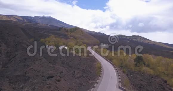 通往埃特纳山或蒙吉贝洛Mungibeddu山的空中景观是活跃的平流层火山视频的预览图