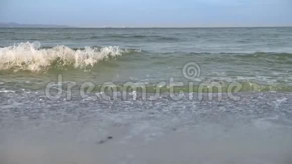 在飓风中波浪冲击海岸视频的预览图