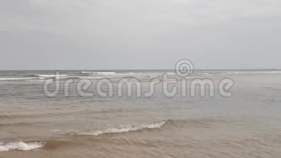 亚细亚市吉戎海滩在多云的棕色沙滩上的退潮视频的预览图