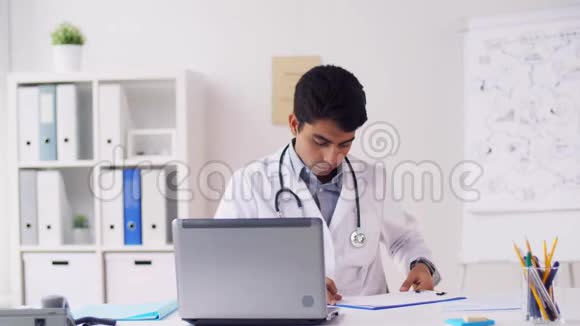 带手提电脑和纸板的男医生视频的预览图