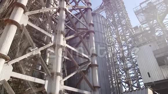 大型谷物电梯筒仓储存和鸟类飞行视频的预览图
