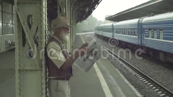 火车站有报纸的老人视频的预览图