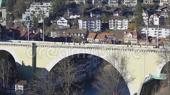 瑞士伯尔尼横跨阿雷河的旧石拱桥视频的预览图