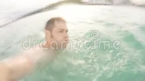 人在海里游泳视频的预览图