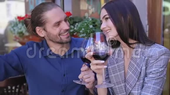 有酒的幸福夫妻在餐厅打电话拍照视频的预览图