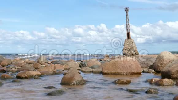 Kurmrags灯塔被遗弃和海水冲刷的废墟视频的预览图