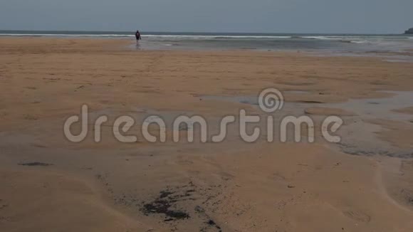 阿苏里亚斯市吉戎海滩上的海洋埃布阴天里有褐色的沙子行走的人们视频的预览图