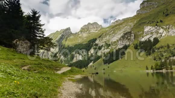 瑞士塞亚普湖上空经过云层的时间间隔视频的预览图