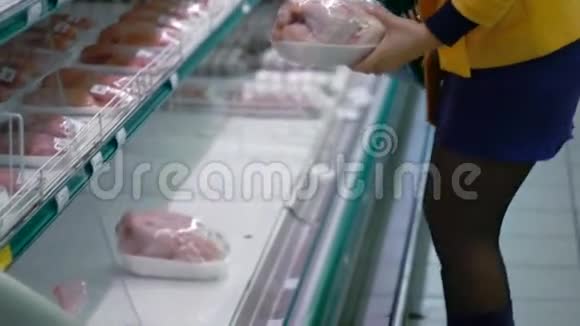 超市里的年轻女子选择了鸡肉包装视频的预览图