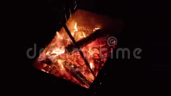柴禾在晚上烧烤架特写视频的预览图