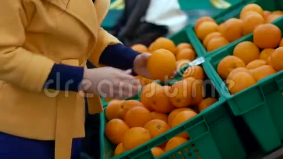 女人在超市挑选橘子视频的预览图