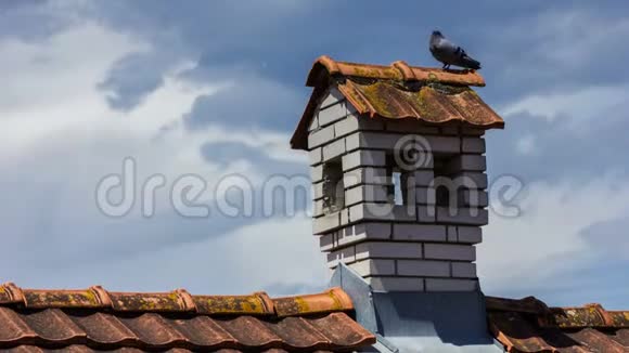 烟囱就像一座小房子在灰云前的屋顶上视频的预览图