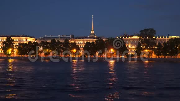 圣彼得堡夜间涅瓦河堤上照明建筑物视频的预览图