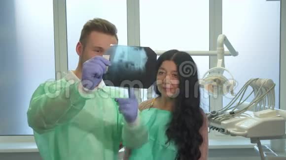 牙医给病人做了X光诊断视频的预览图