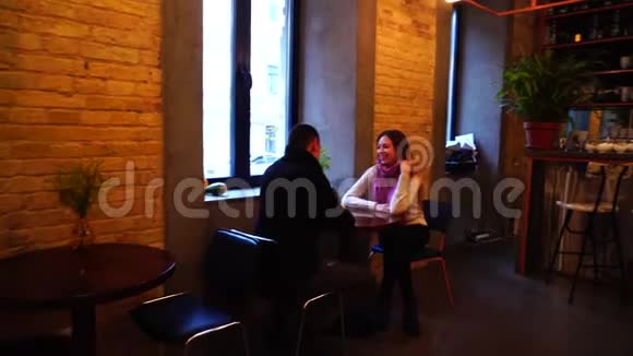 女人在咖啡馆里和男朋友约会视频的预览图