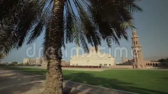 阿曼马斯喀特苏丹卡布斯大清真寺的美丽景色监视动作视频的预览图