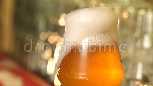 啤酒里的泡泡和泡沫相机从上往下移动有一杯啤酒慢动作视频的预览图