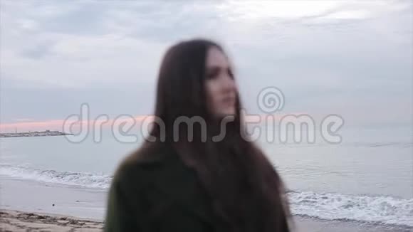 日出时海边一个美丽女孩模糊的景色视频的预览图