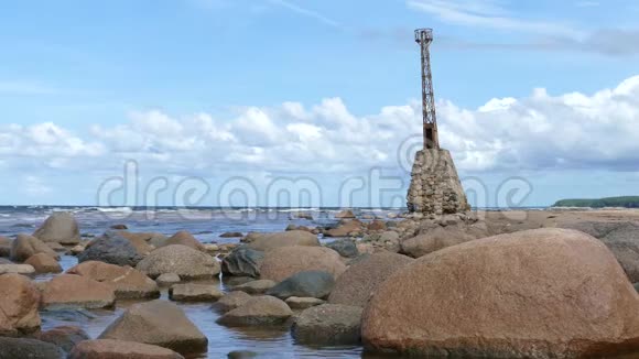 Kurmrags灯塔被遗弃和海水冲刷的废墟视频的预览图