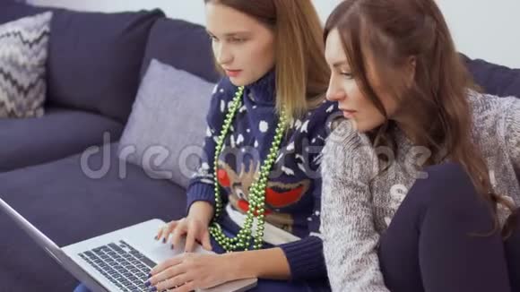 两个女朋友在家里上网购物视频的预览图