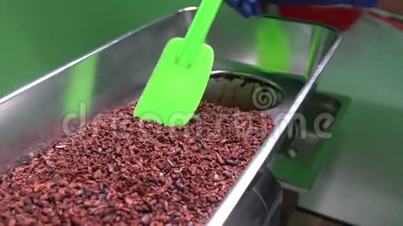 研磨过程可可蚕食被磨成可可团未加糖的巧克力视频的预览图