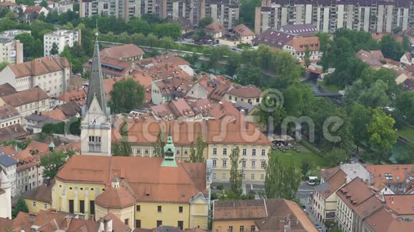 卢布尔雅那市中心带哥特式尖顶的巴洛克风格教堂斯洛文尼亚之旅视频的预览图