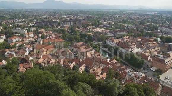 卢布尔雅那历史中心全景前往斯洛文尼亚从顶部观看视频的预览图