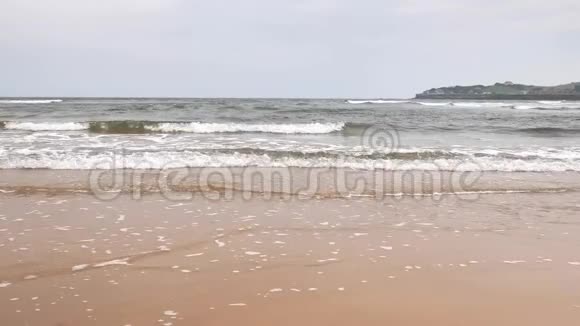 亚细亚市吉戎海滩在多云的棕色沙滩上的退潮视频的预览图