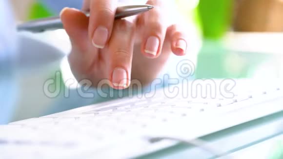 女办公室职员在键盘上打字在纸上做笔记视频的预览图