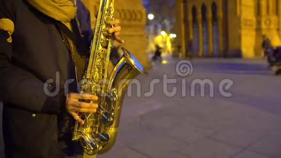 演奏萨克斯管音乐的音乐家浪漫的气氛在夜市约会视频的预览图