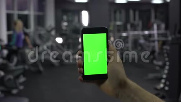 运动员检查在线智能手机应用程序监测脉搏和卡路里视频的预览图