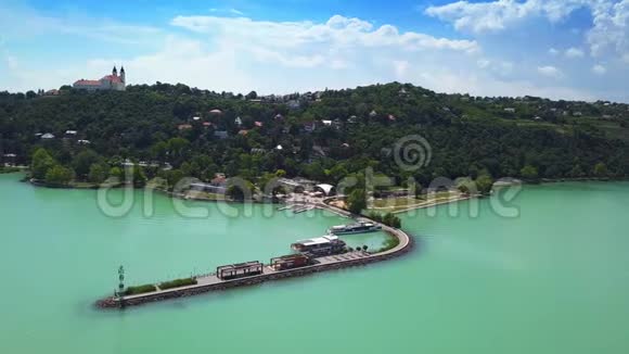 匈牙利提哈尼白天拍摄彩色巴拉顿湖和提哈尼港的4K空中镜头视频的预览图