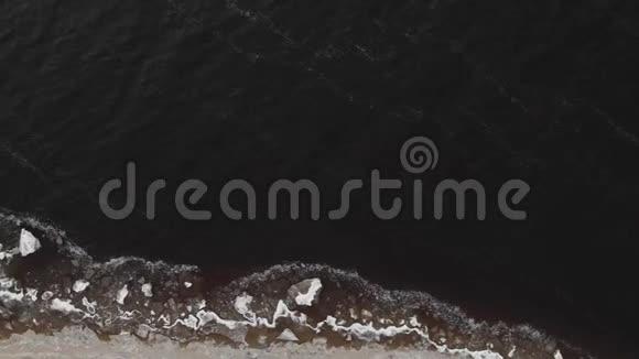沙和冰在一条黑色的河流中波涛汹涌视频的预览图
