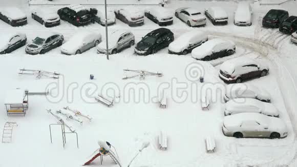 雪地里的汽车和游乐场视频的预览图