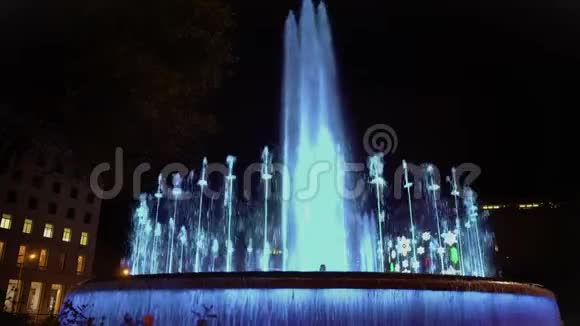 照明舞蹈喷泉美丽的水和音乐表演旅游景点视频的预览图