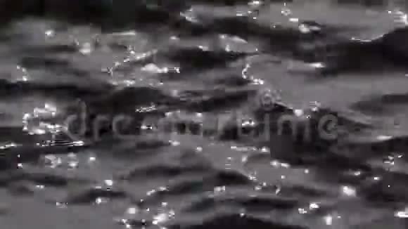 美丽的海景阳光在波浪状的水面上闪闪发光视频的预览图