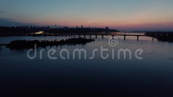 空中镜头晚上乘飞机去基辅桥视频的预览图