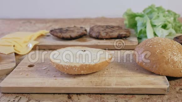 准备汉堡的产品面包小切奶酪沙拉在桌子上侧视视频的预览图