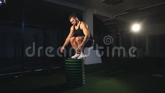 年轻的男运动员在一个交叉健身馆里跳跃健身男子正在健身房表演拳击视频的预览图