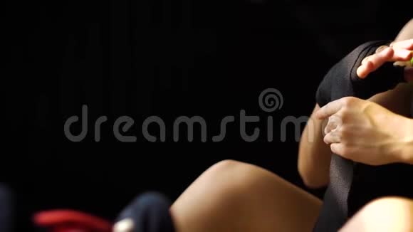贴身平底锅适合女性用绷带包裹双手准备拳击训练慢动作视频的预览图