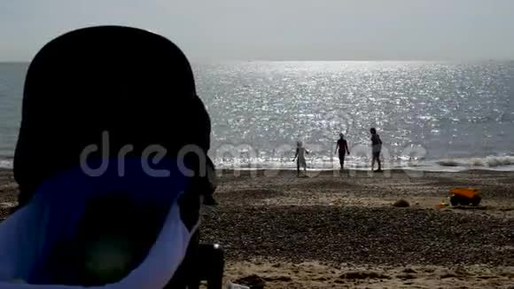 在Flexistowe的英国海滨家庭游泳阳光日景视频的预览图