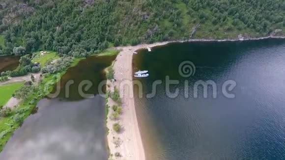 丘利什曼谷特莱茨科耶湖的鸟瞰图俄罗斯阿尔泰共和国视频的预览图