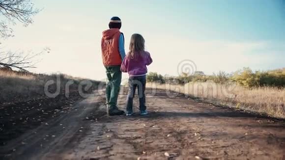 两个小孩在土路上散步视频的预览图