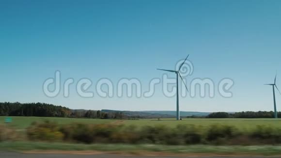带有风力发电机的乡村景观从驾驶汽车的窗户看视频的预览图